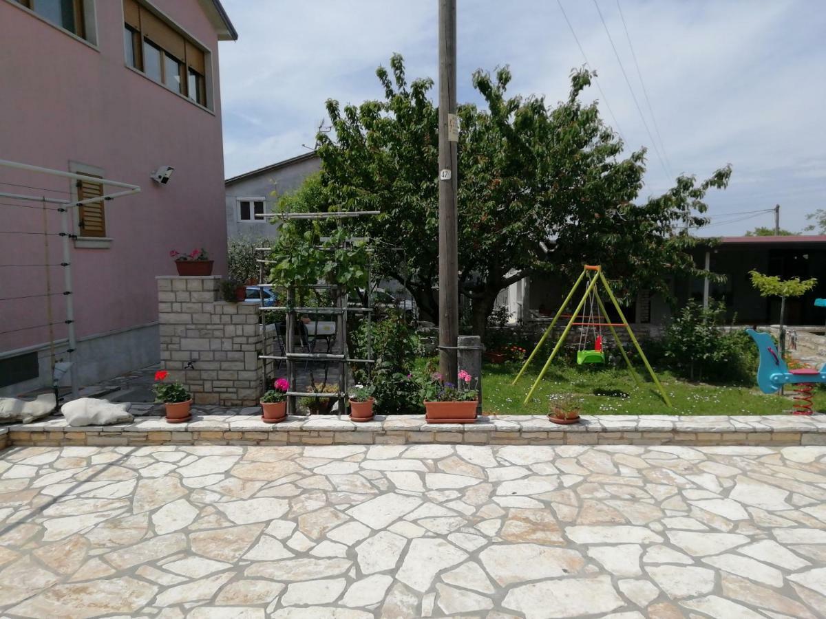 Apartmani Vesna บูเย ภายนอก รูปภาพ